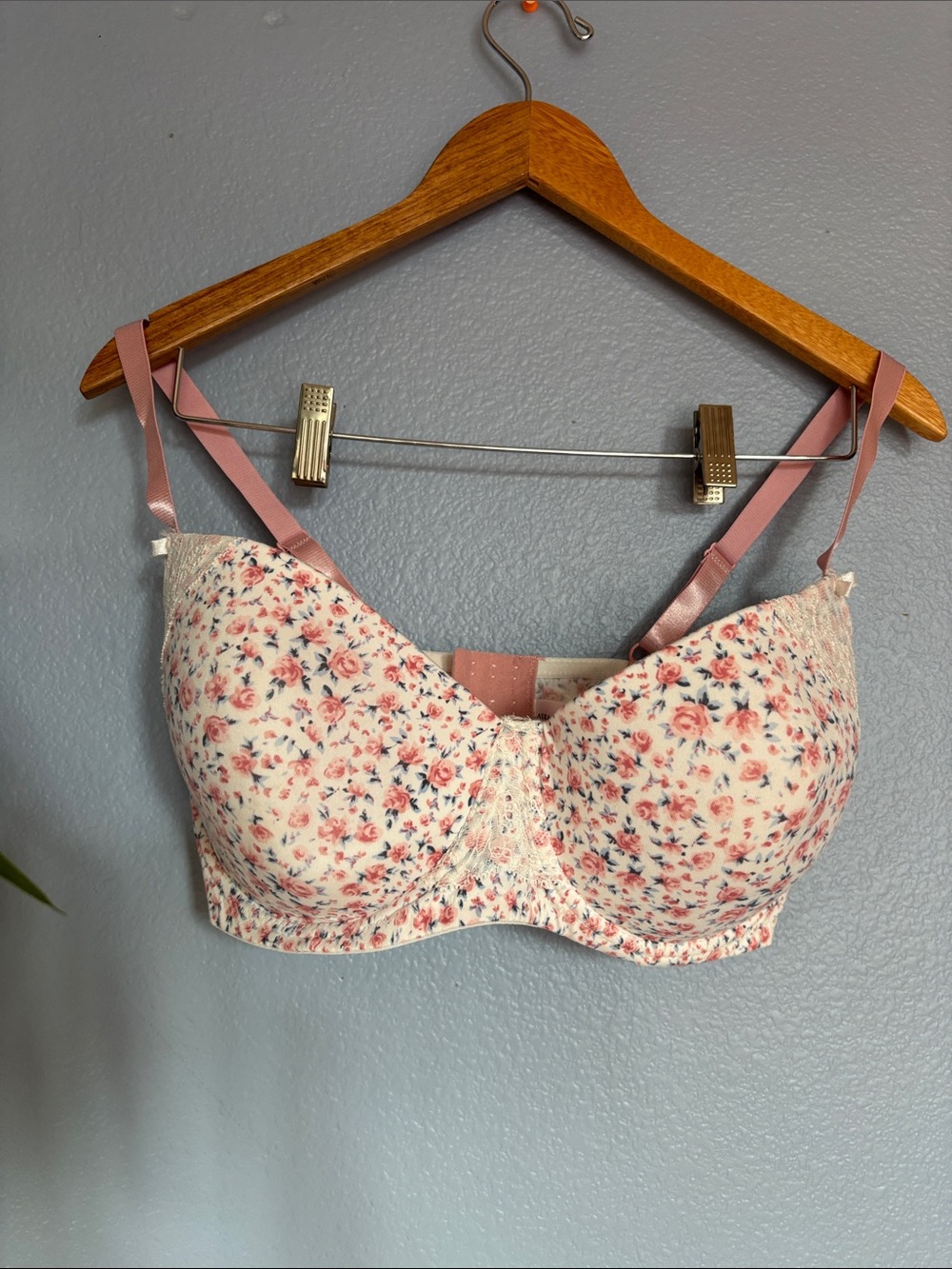LAURA ASHLEY underwire, lined t-shirt bar. With dainty pink flowers. Size 38DD